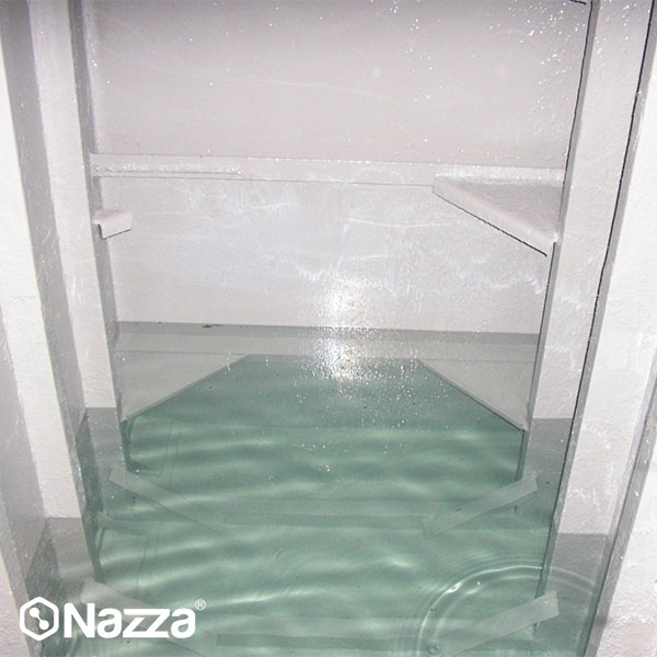 Aplicación de pintura epoxi en un depósito o estructura técnica para crear una capa impermeable que protege la superficie frente a la humedad, el agua y el desgaste.